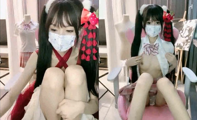 在校高生学妹萝莉【黎酱不爱吃青菜】翘起迷你屁屁 自慰了~！ (2).