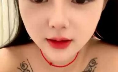 满身纹身超嫩00后美女小姐姐，烈焰红唇卡哇伊